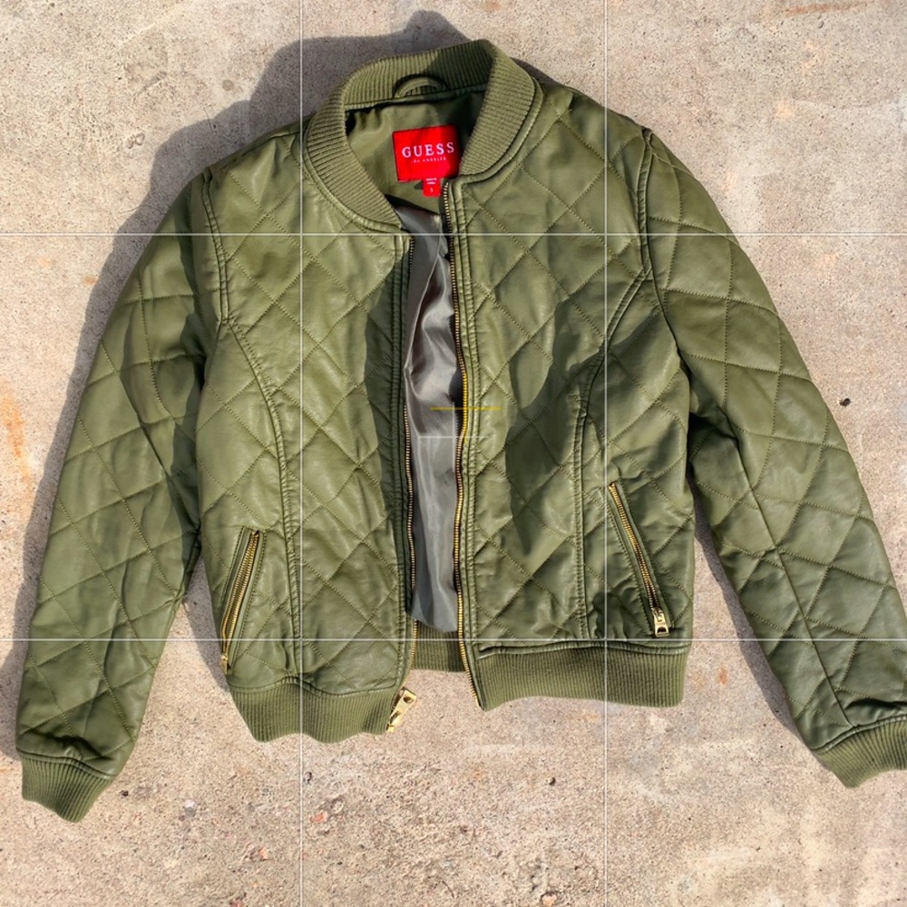 Super cute navy green jacket with a cropped fit.